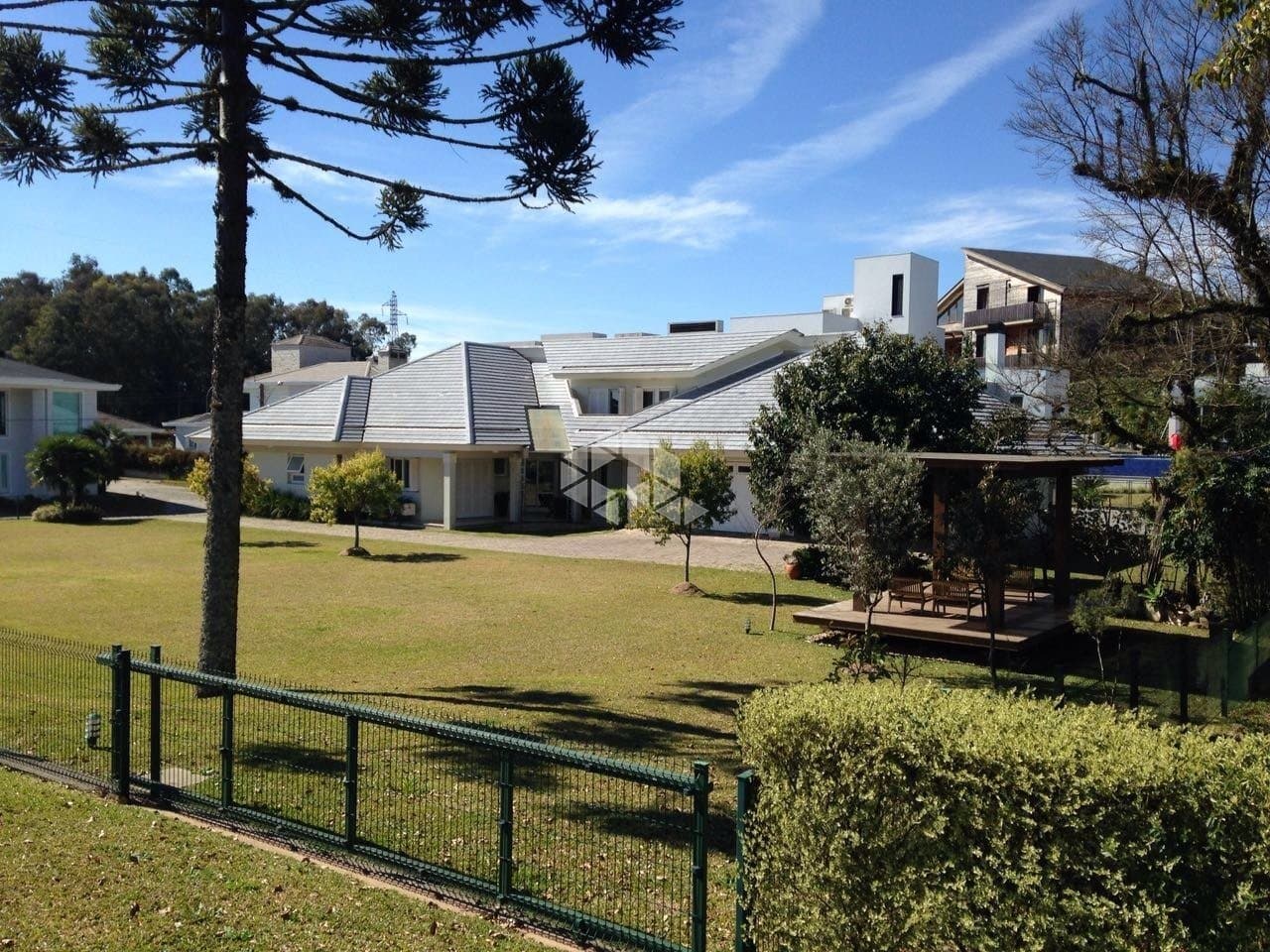 ? Seu Novo Lar Aguardando! Venha conhecer esta linda casa plana com 470 m², 2 suítes, ampla sala com lareira e salão de festas. Aproveite o jardim e