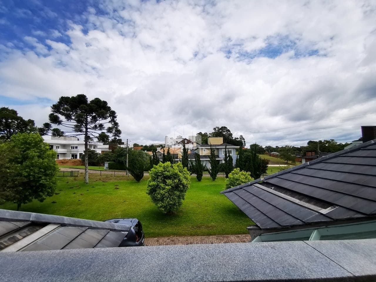 ? Seu Novo Lar Aguardando! Venha conhecer esta linda casa plana com 470 m², 2 suítes, ampla sala com lareira e salão de festas. Aproveite o jardim e