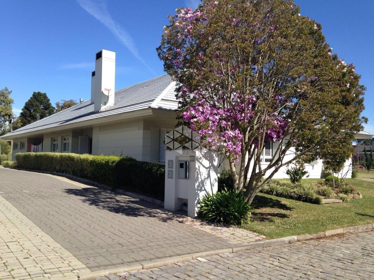 ? Seu Novo Lar Aguardando! Venha conhecer esta linda casa plana com 470 m², 2 suítes, ampla sala com lareira e salão de festas. Aproveite o jardim e