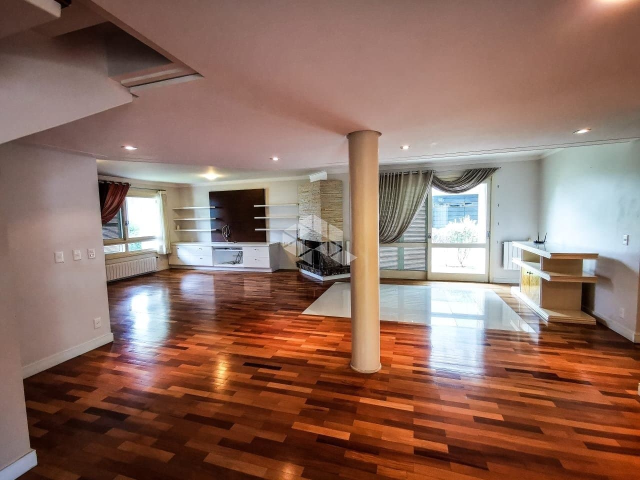 ? Seu Novo Lar Aguardando! Venha conhecer esta linda casa plana com 470 m², 2 suítes, ampla sala com lareira e salão de festas. Aproveite o jardim e