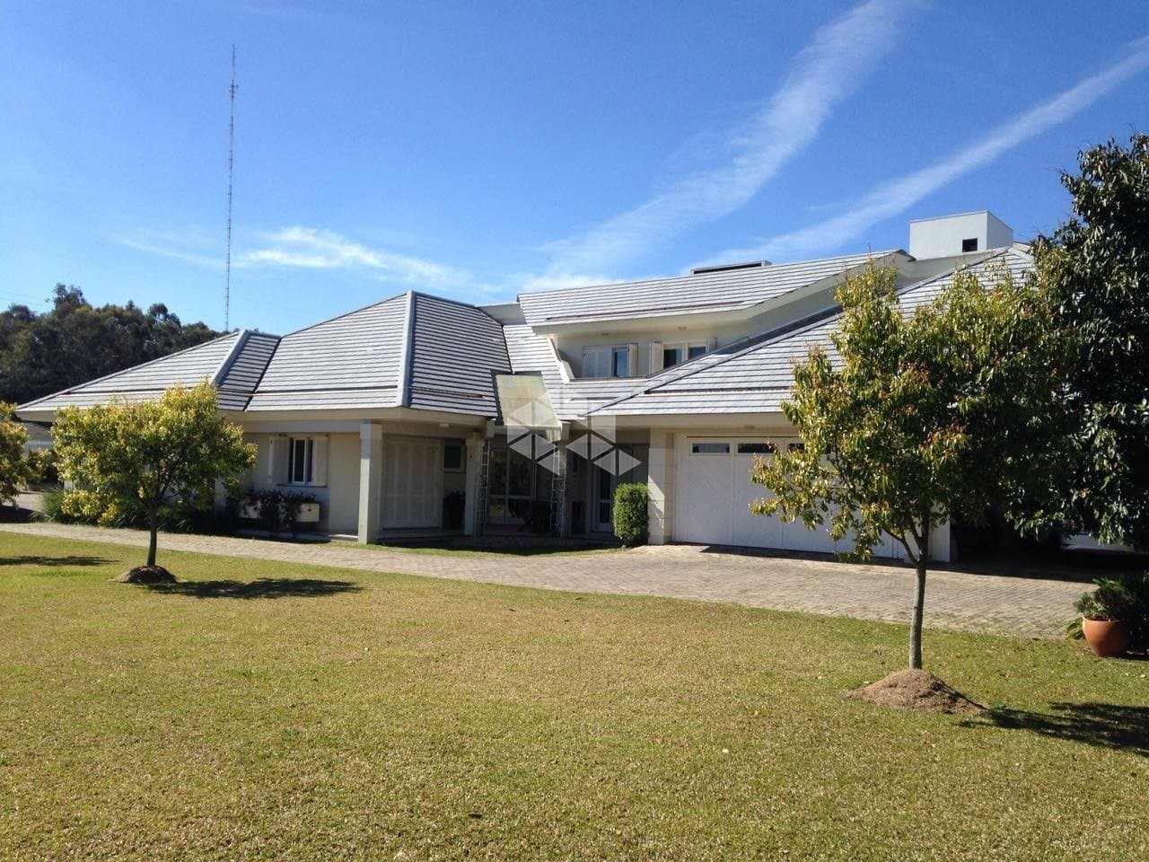 ? Seu Novo Lar Aguardando! Venha conhecer esta linda casa plana com 470 m², 2 suítes, ampla sala com lareira e salão de festas. Aproveite o jardim e