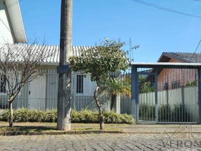 Venda de 3 casas em Caxias do Sul, bairro Interlagos
