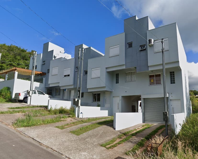 Venda de sobrado semimobiliado em Caxias do Sul, bairro Desvio Rizzo