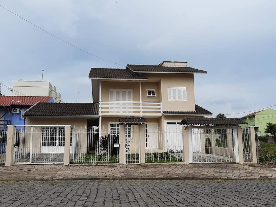 Venda de casa de 2 apavimentos em Caxias do Sul, bairro Desvio Rizzo