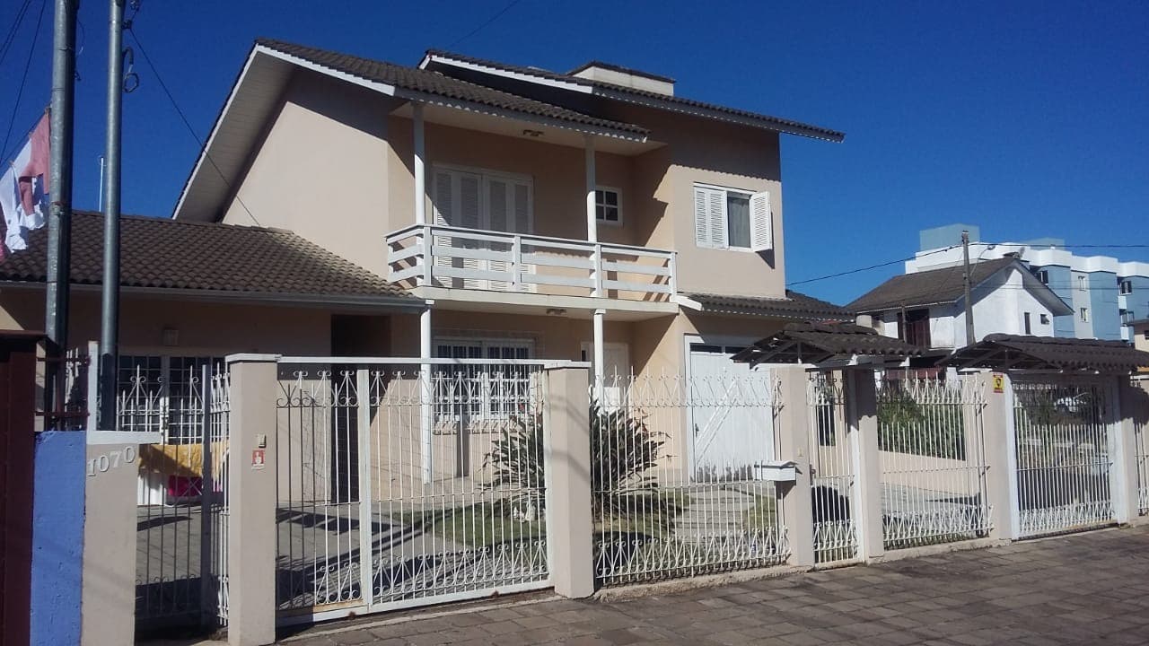 Venda de casa de 2 apavimentos em Caxias do Sul, bairro Desvio Rizzo