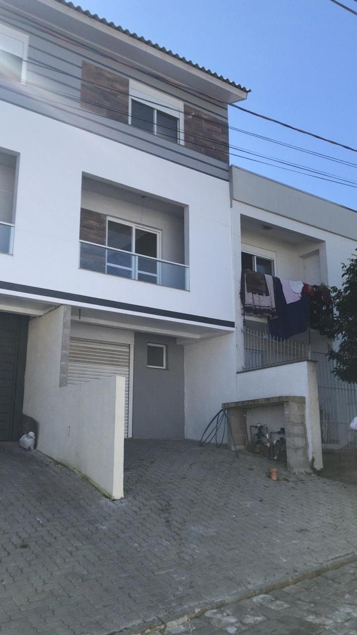 Venda de sobrado triplex semimobiliado em Caxias do Sul, bairro Bela Vista