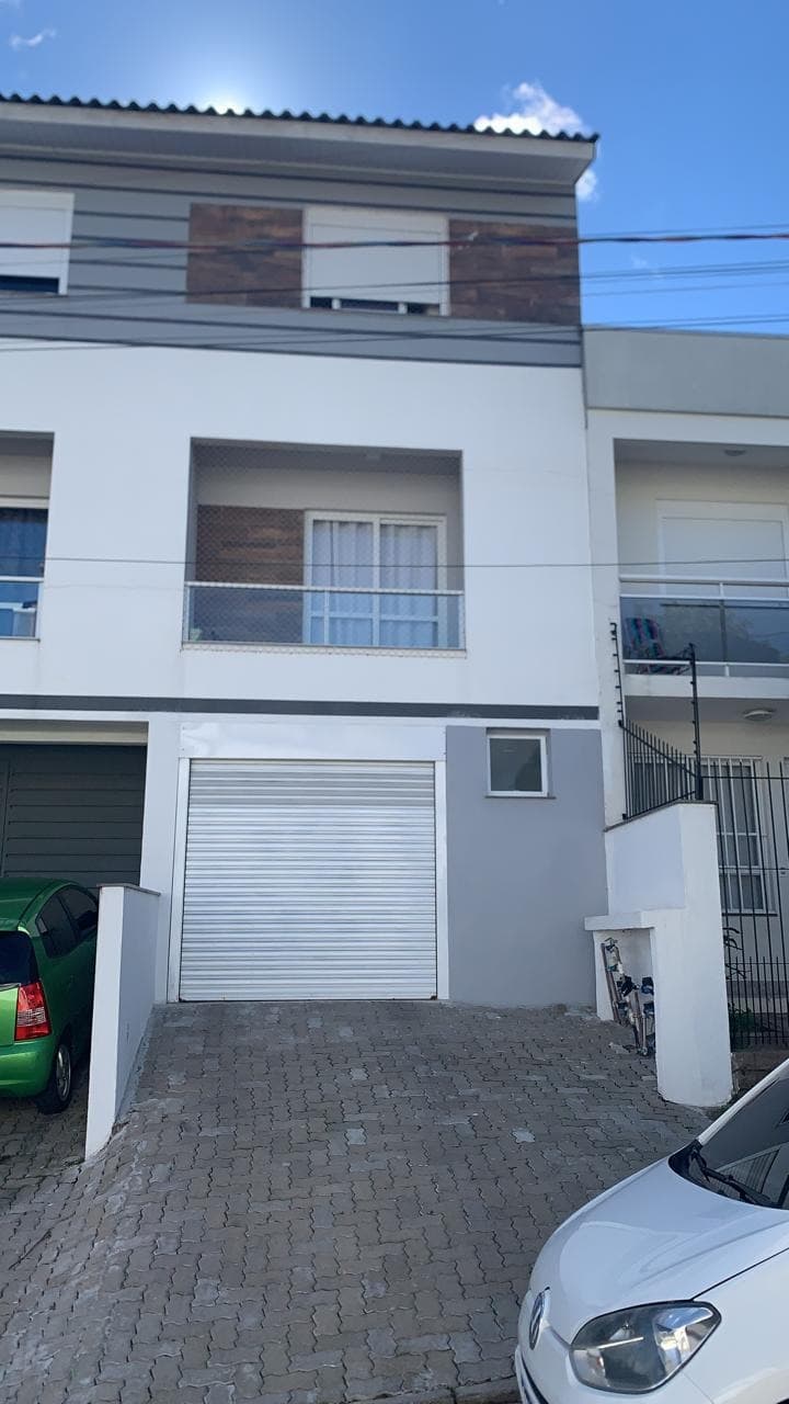 Venda de sobrado triplex semimobiliado em Caxias do Sul, bairro Bela Vista
