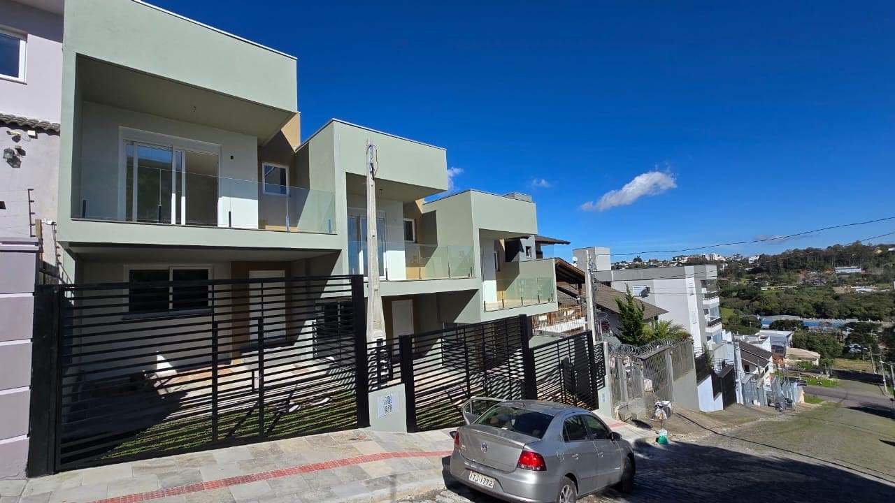 Venda de sobrado novo em Caxias do Sul, bairro Parque dos Vinhedos