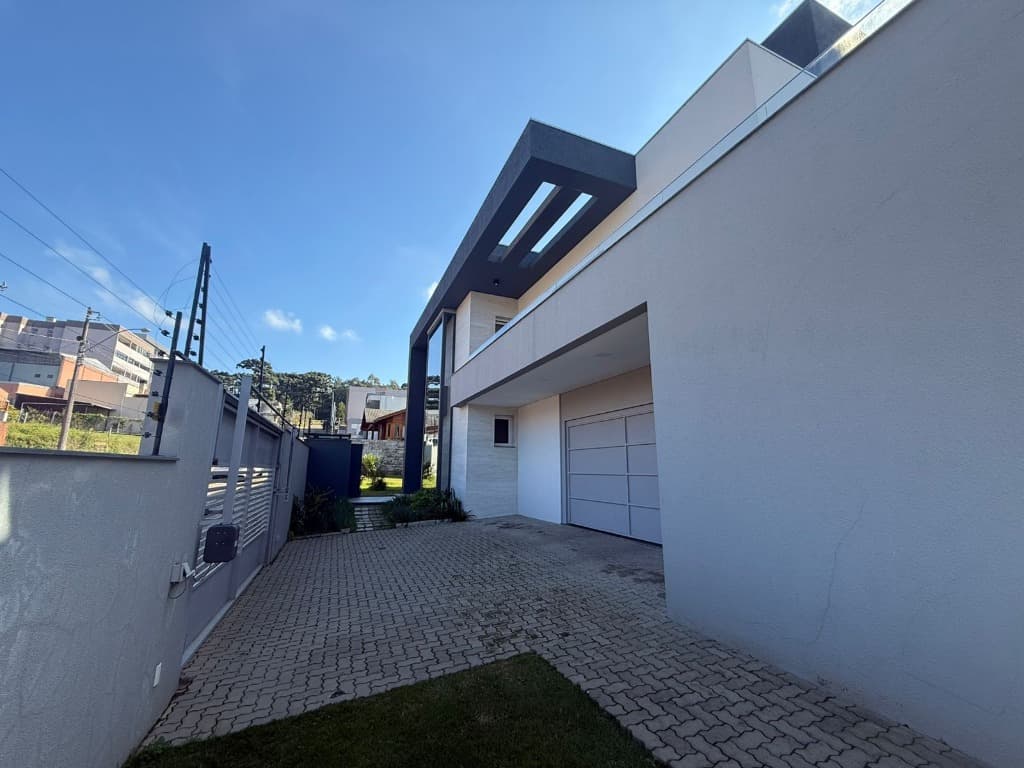 Casa com 4 suítes e piscina