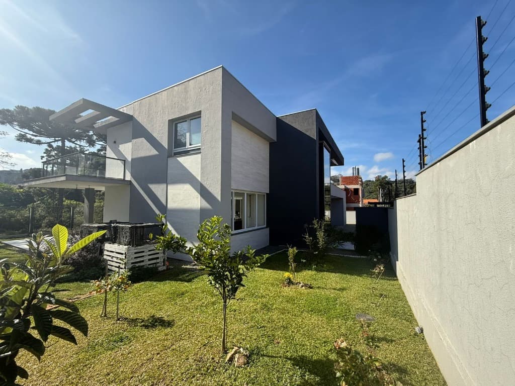 Casa com 4 suítes e piscina