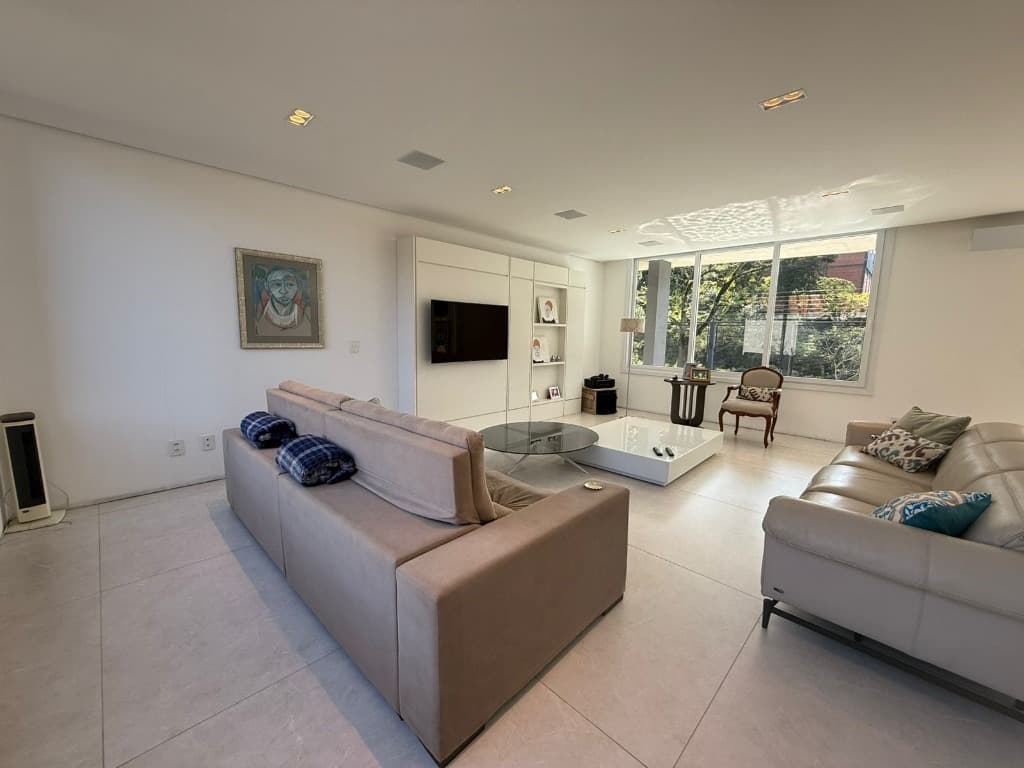 Casa com 4 suítes e piscina