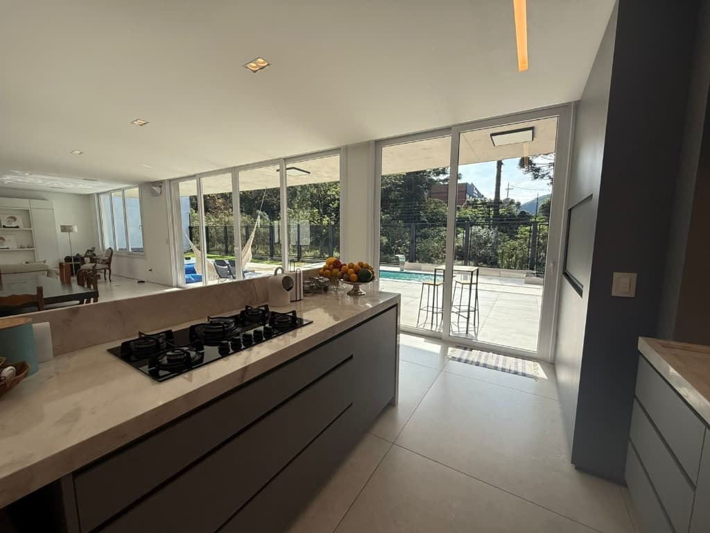 Casa com 4 suítes e piscina