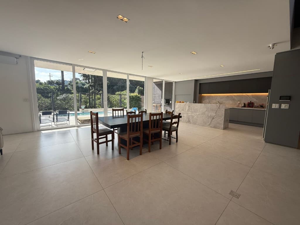 Casa com 4 suítes e piscina